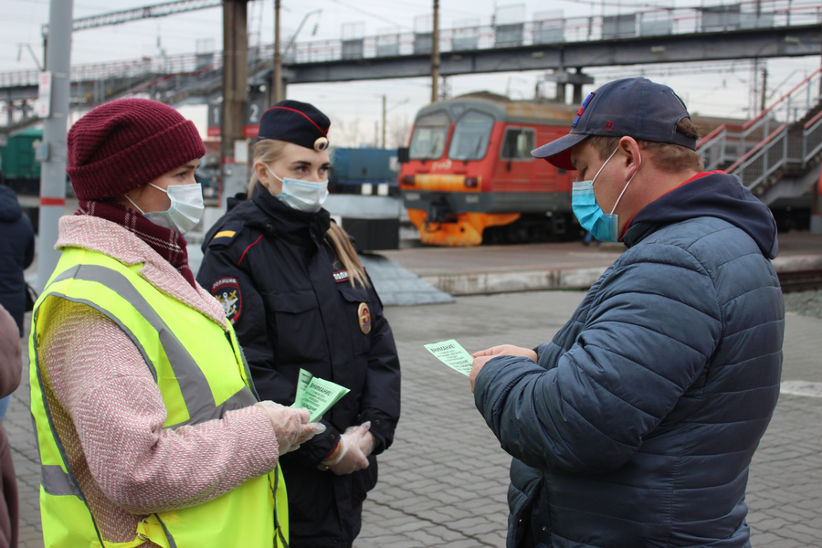 Все вагоны пригородных электропоездов, курсирующих в Алтайском крае, проходят ежедневную санитарную обработку