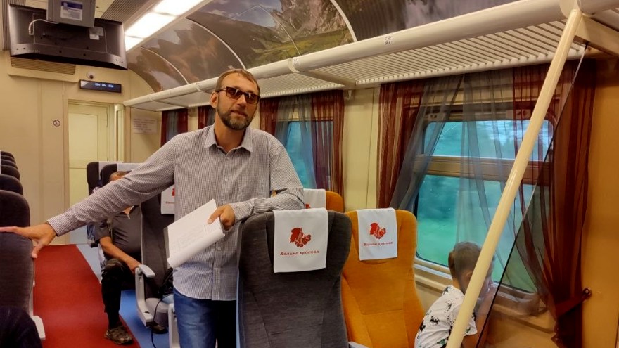 Пассажирам скорого пригородного поезда «Калина красная» в Алтайском крае рассказали о творчестве писателя Василия Шукшина