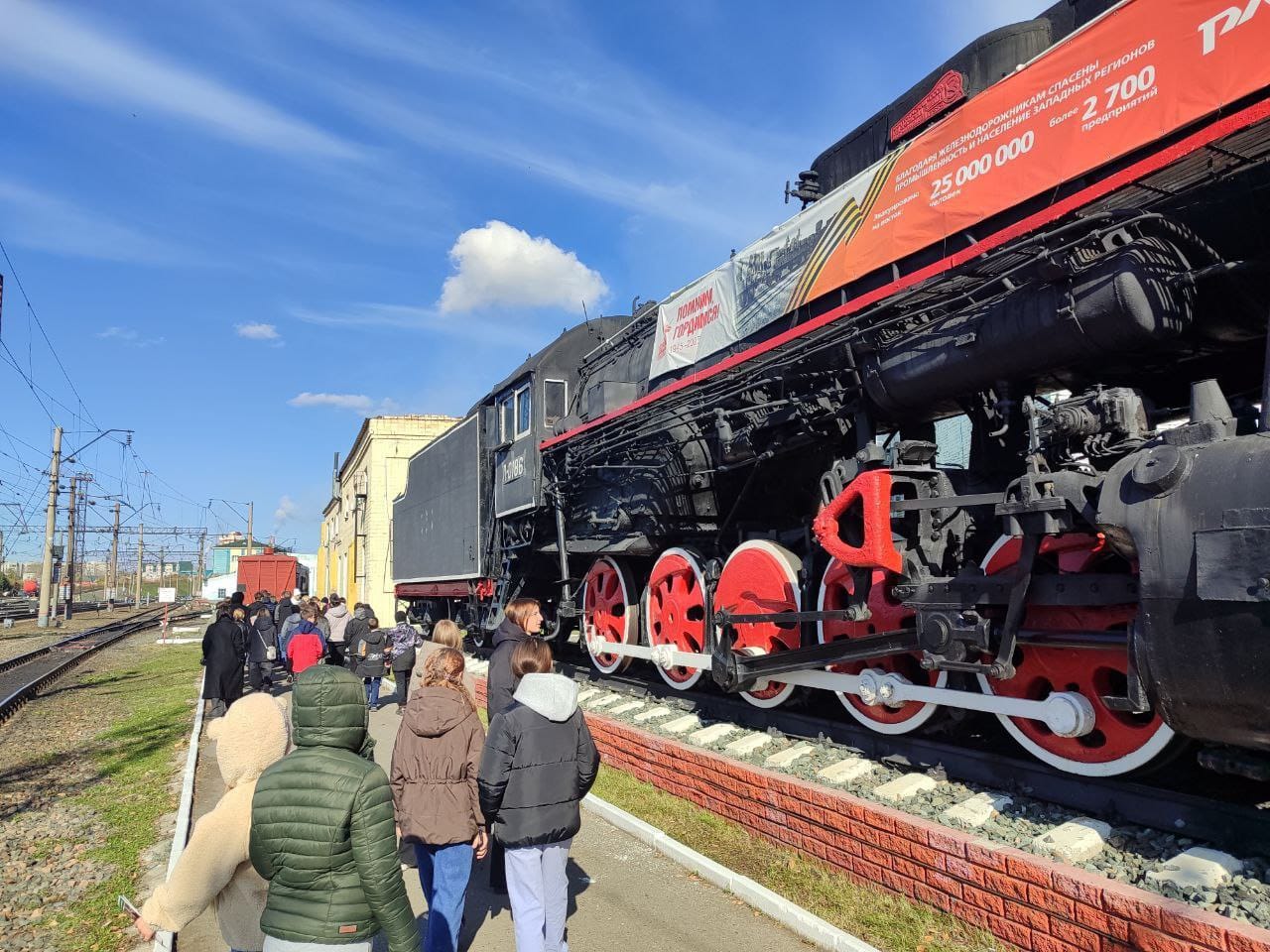 АО «Алтай-Пригород» организовала профориентационную экскурсионную поездку по железной дороге для детей из Первомайского района